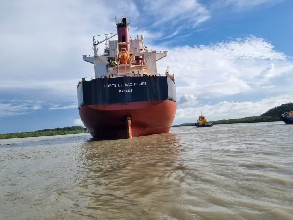 Navio carregado de bauxita desencalha após ficar seis dias preso no litoral do Maranhão