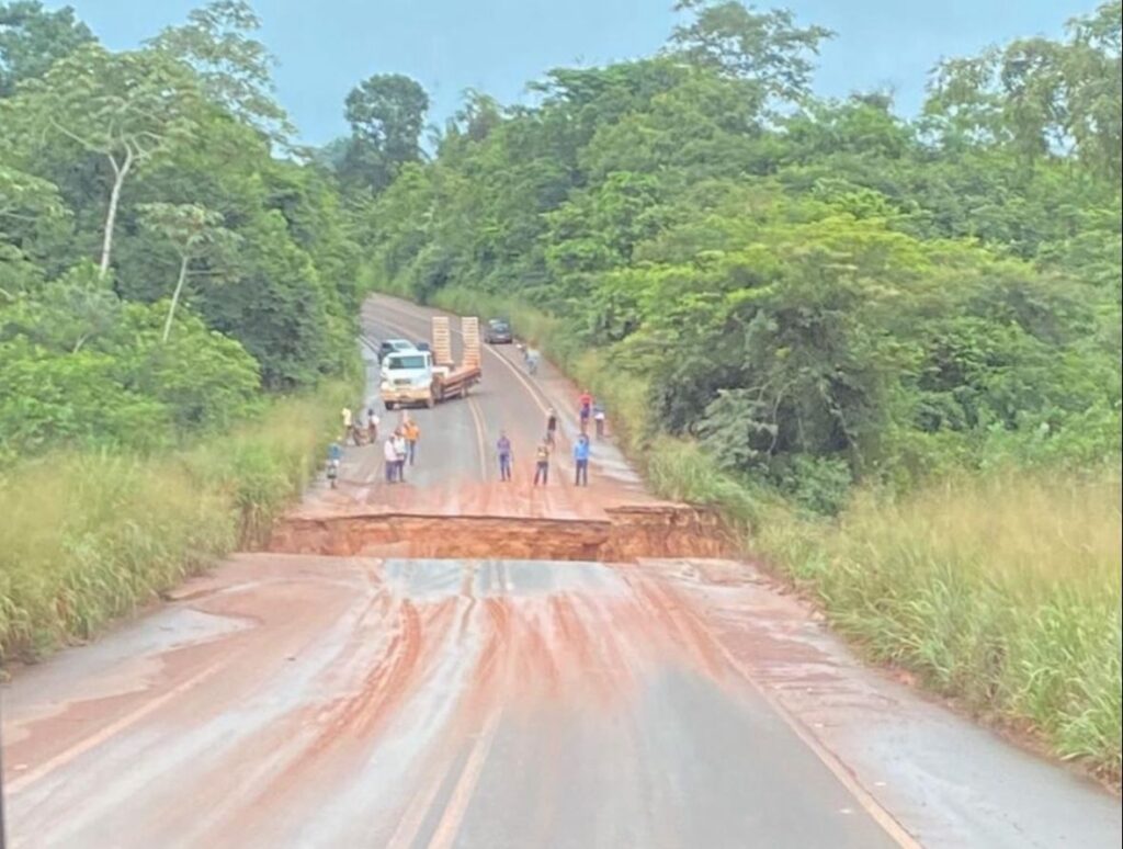 Veja o vídeo que mostra enorme cratera que cortou a BR-222 entre Açailândia e Bom Jesus das Selvas no MA