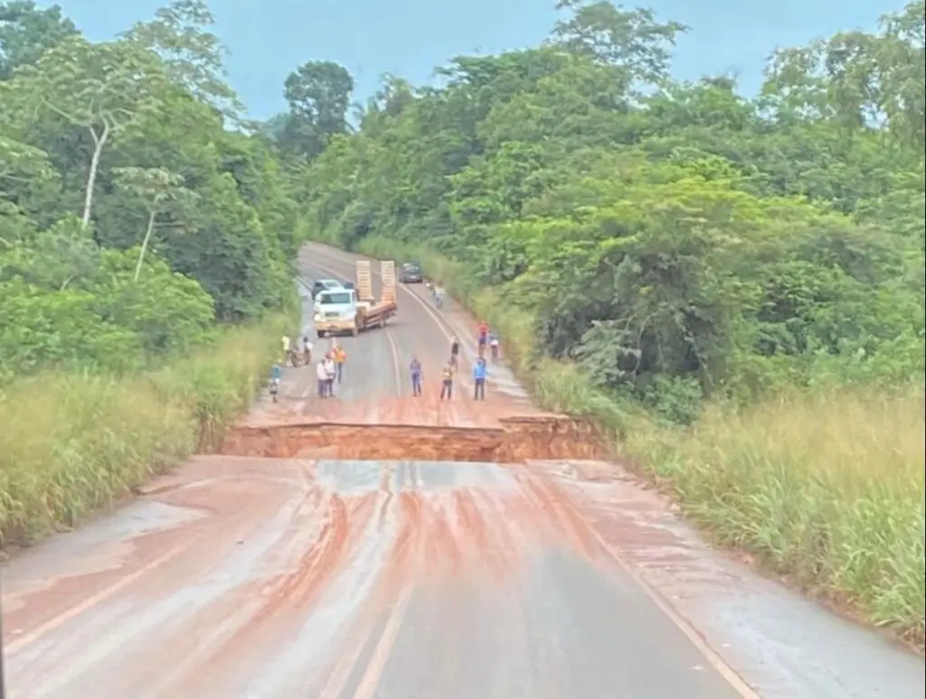 Veja o vídeo que mostra enorme cratera que cortou a BR-222 entre Açailândia e Bom Jesus das Selvas no MA