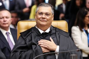 Ministro Flávio Dino rejeita recurso de Bolsonaro contra multa por críticas a Lula