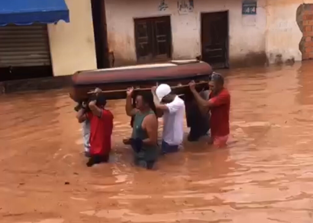 Caixão é transportado em meio a enchente em São Roberto no Maranhão