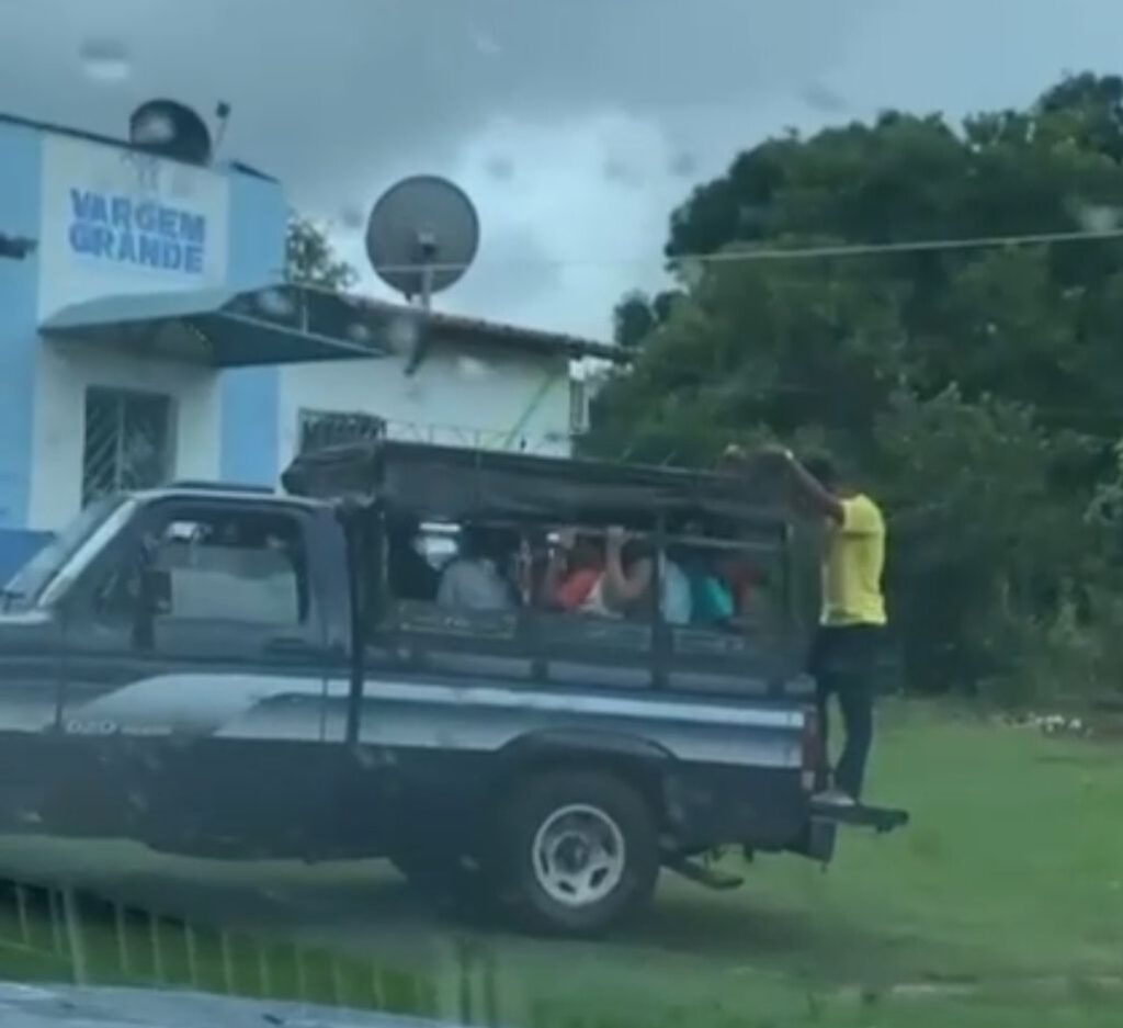 Alunos são transportados em Pau de Arara em Vargem Grande no Maranhão