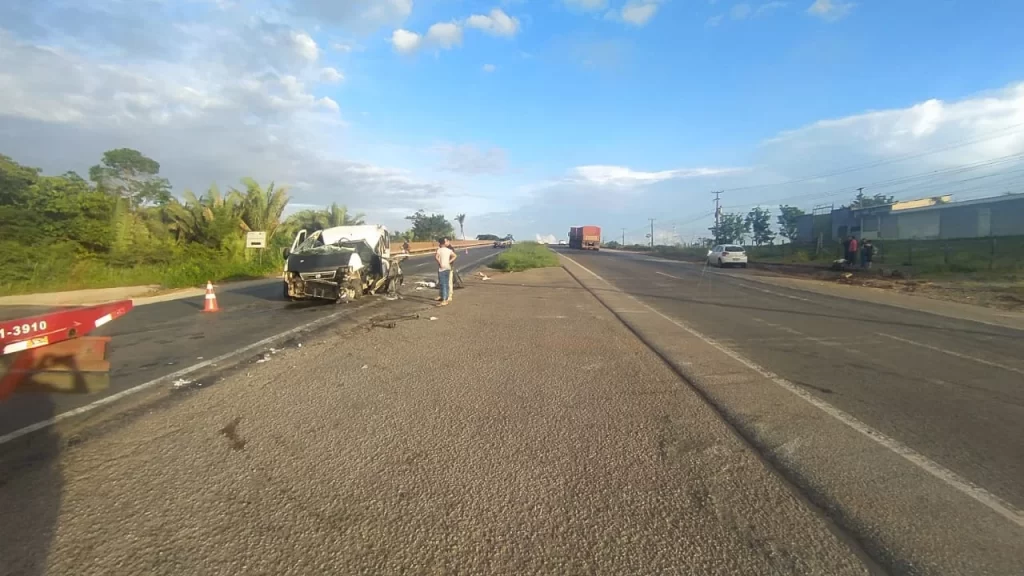 Motorista de van fica gravemente ferido após colisão com caminhão na BR-135 em Bacabeira