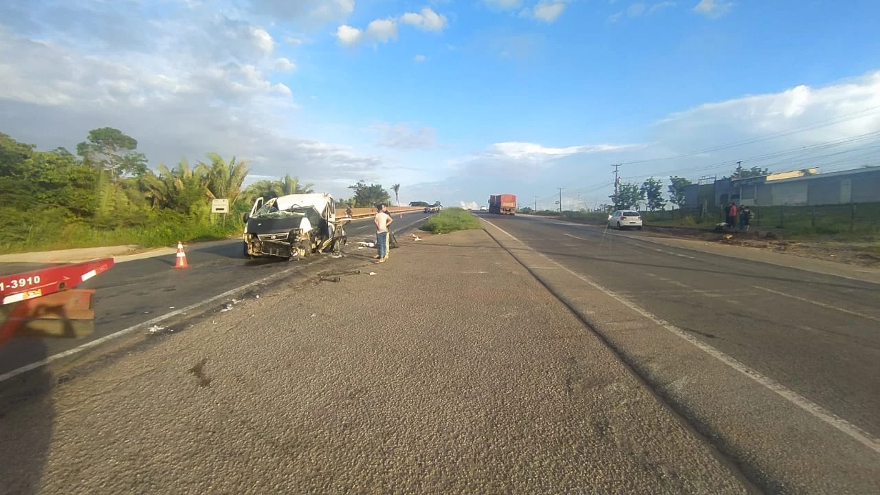 Motorista de van fica gravemente ferido após colisão com caminhão na BR-135 em Bacabeira