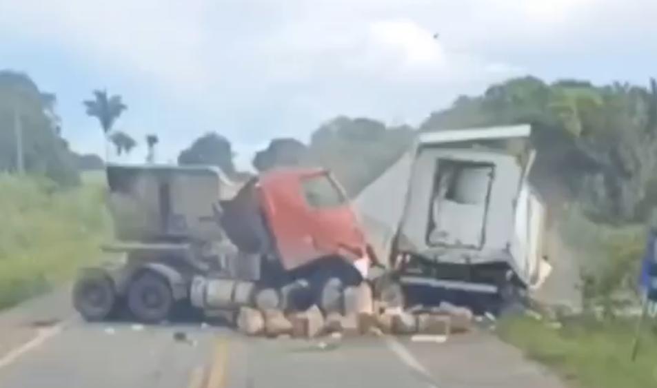 Acidente entre duas carretas deixa duas pessoas mortas na BR-135 no Maranhão