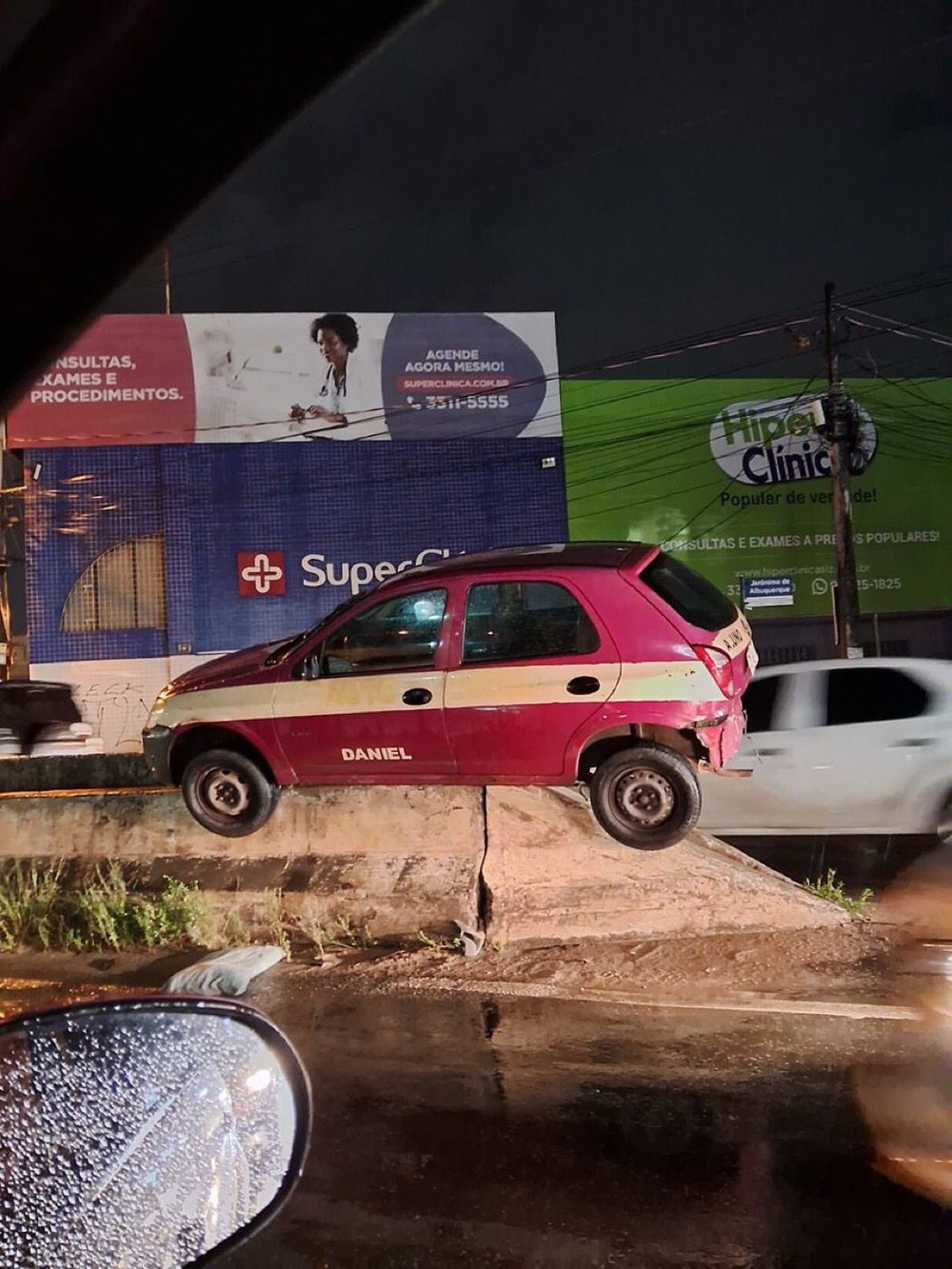 Veículo de autoescola fica pendurado em proteção de túnel em São Luís do Maranhão