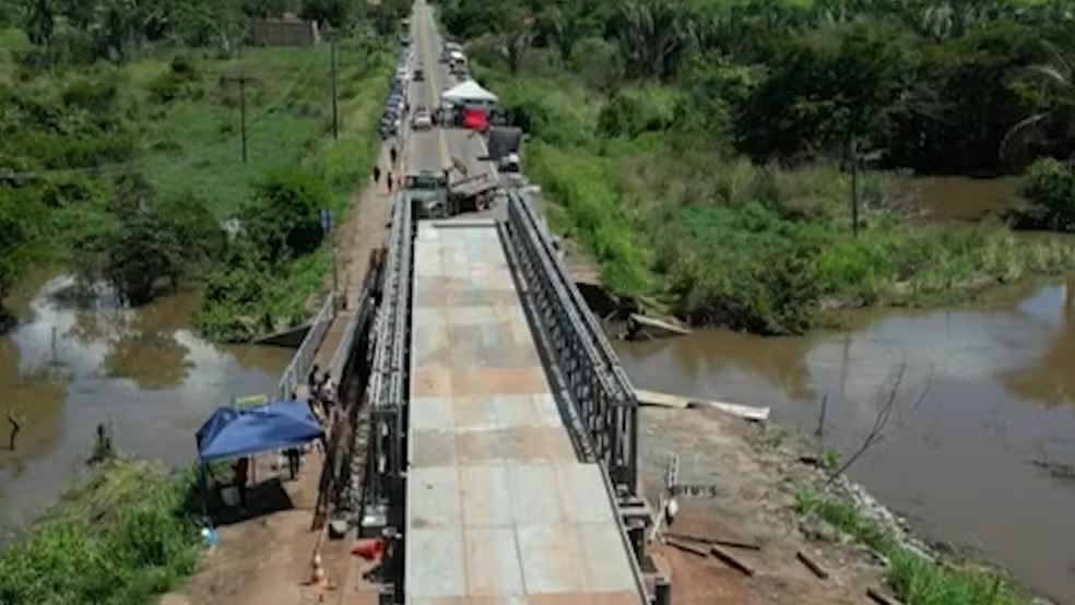Tráfego de veículos na BR-222 em Santa Inês é parcialmente liberado após instalação de ponte metálica