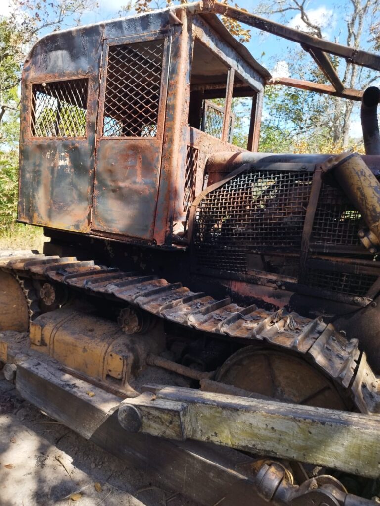 Vereador de Riachão é suspeito de participar da invasão e desmatamento de propriedade rural que terminou com um trator queimado