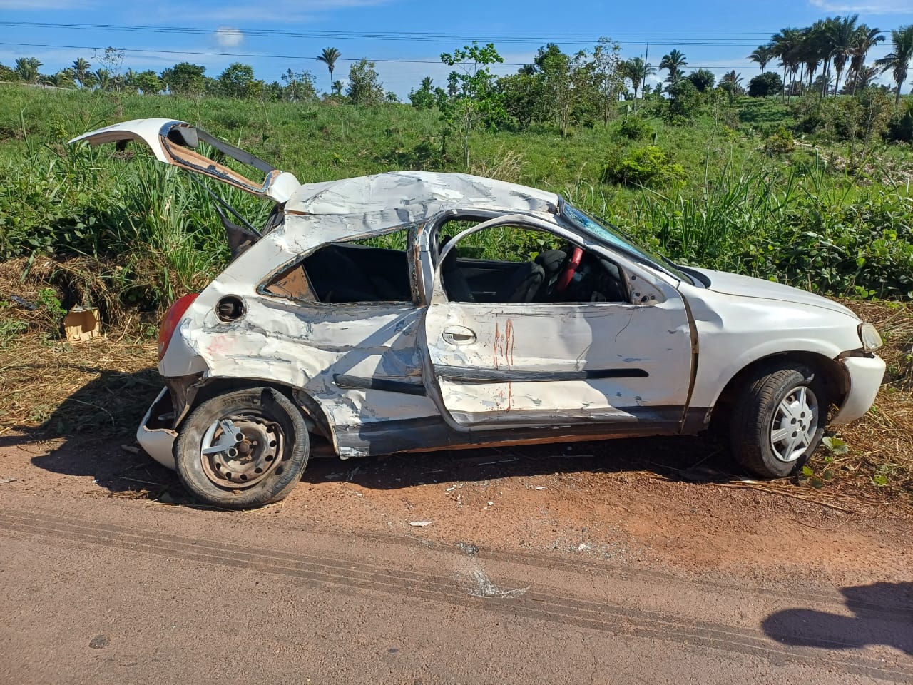 Duas mulheres morrem em batida entre carro e caminhão na BR-222 após motorista desviar de buraco