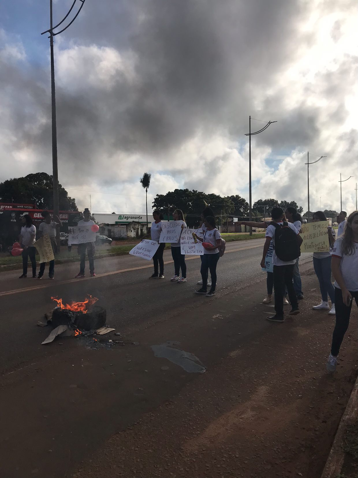 Alunos da rede estadual realizam manifestação na BR-010 por falta de professores em Estreito