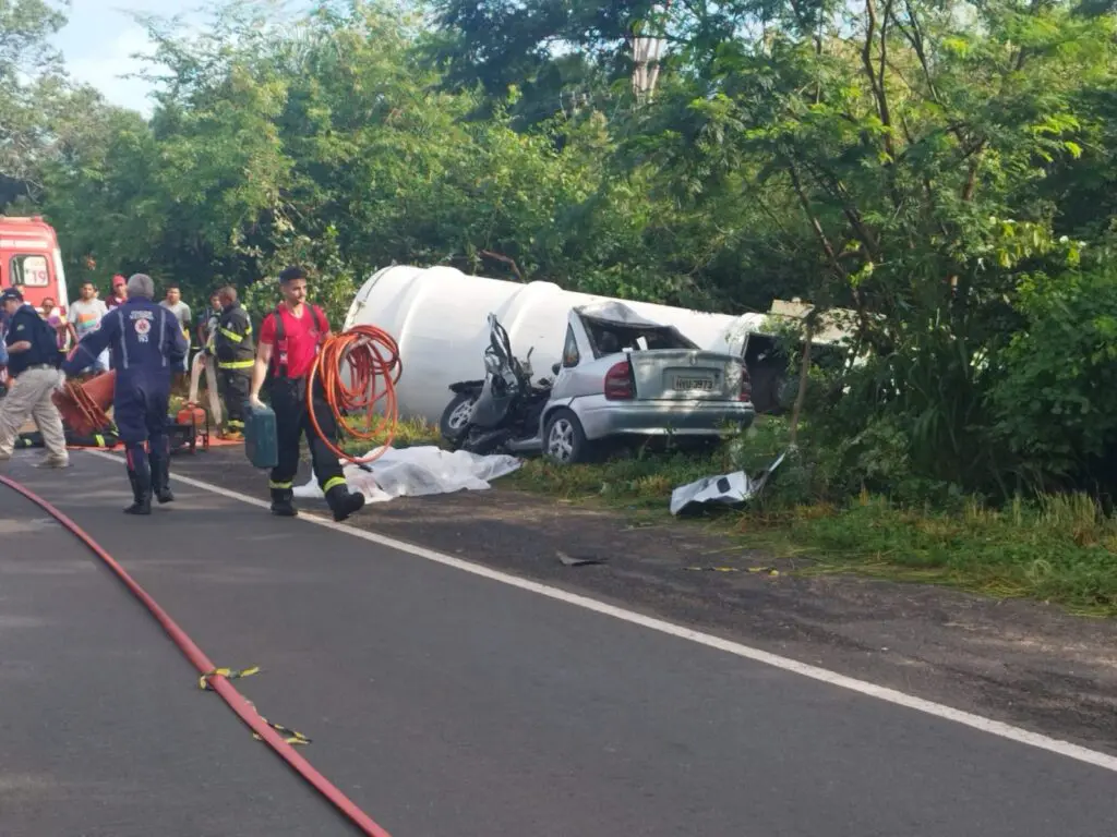 Acidente entre veículo pequeno e carreta deixa dois mortos na BR-316 entre Caxias e Timon