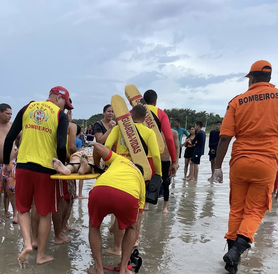 Cinco adolescentes são salvos de afogamento na Praia do Calhau em São Luís