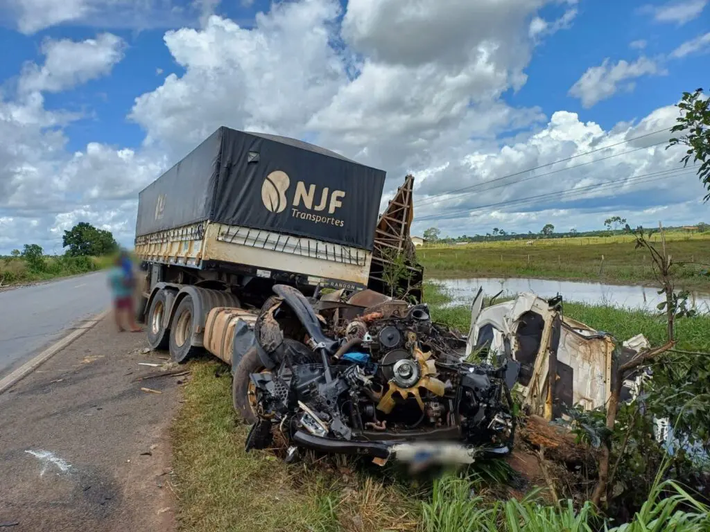 Acidente grave entre caminhões deixa uma pessoa morta e um ferido na BR-135 em São Mateus do Maranhão