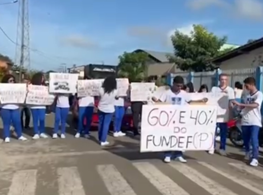 Alunos e professores da rede estadual realizam manifestação por falta de professores em Arari no MA