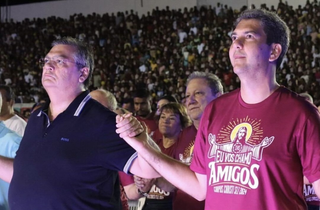 Flávio Dino e Eduardo Braide de mãos dadas em São Luís