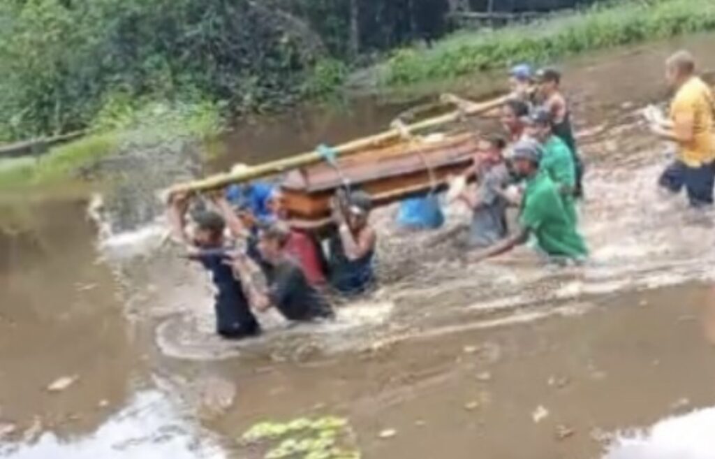 Homens levam caixão com morto para último “banho de rio” no interior do Maranhão