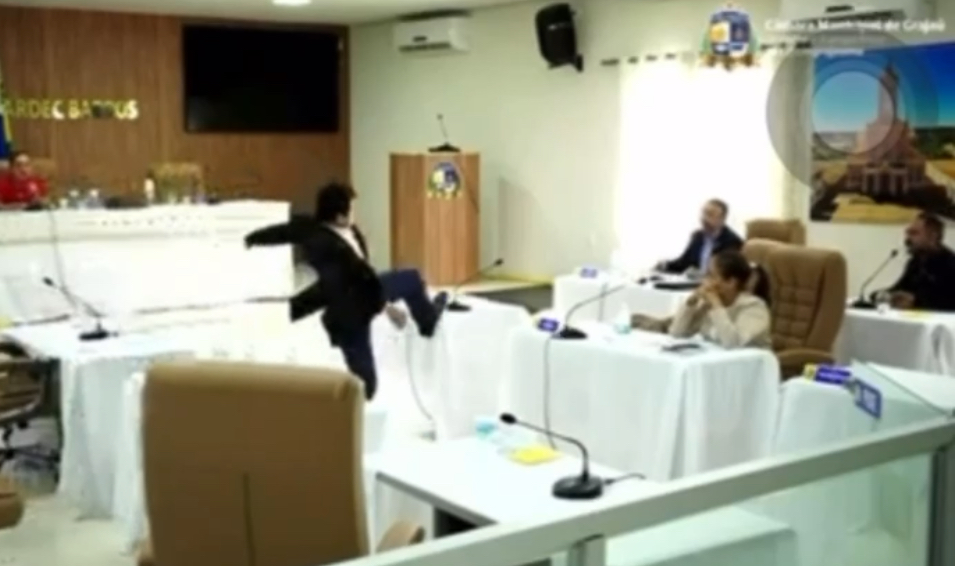 VÍDEO: Confusão na Câmara de Grajaú, vereador joga microfone no chão, chuta mesa e parte pra cima de colega