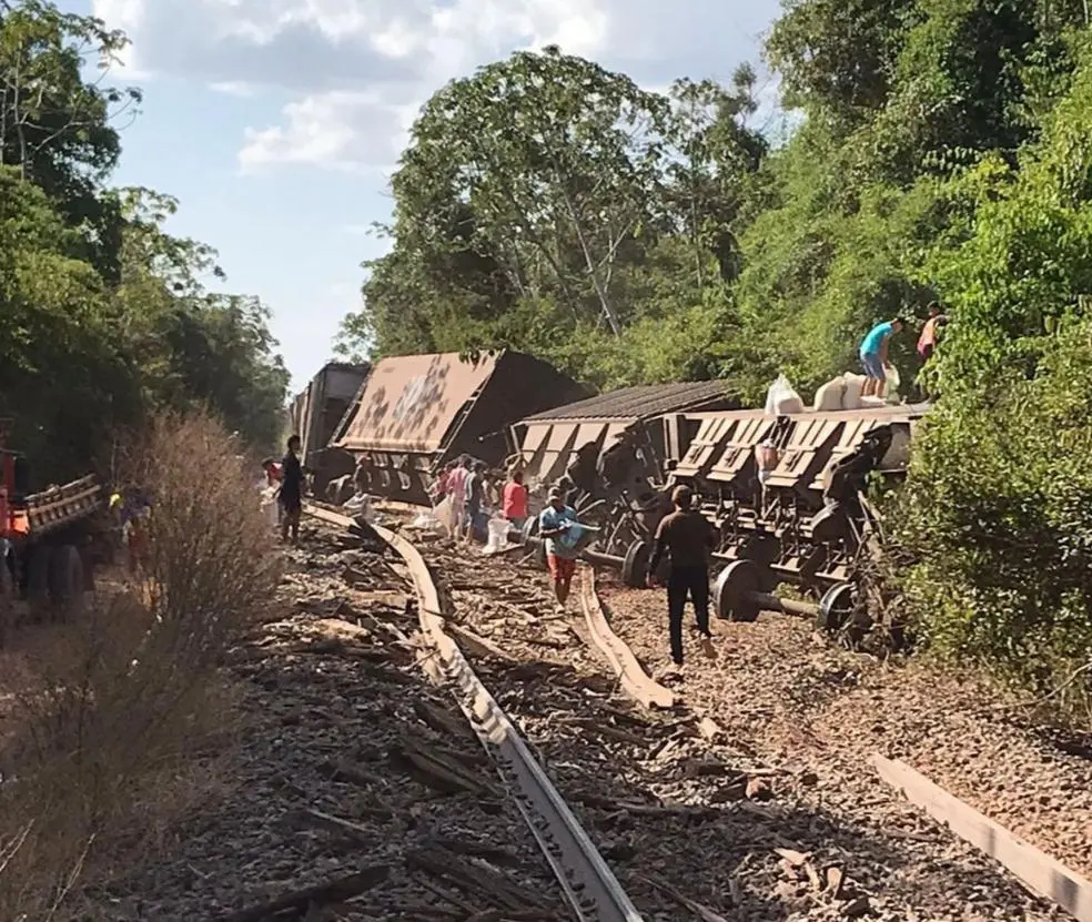 Trem descarrila e tem parte da carga saqueada no interior do Maranhão