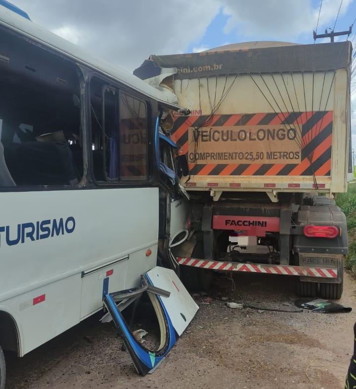 Acidente entre micro-ônibus e carreta deixa 17 feridos e trânsito lento na BR-135 em São Luís