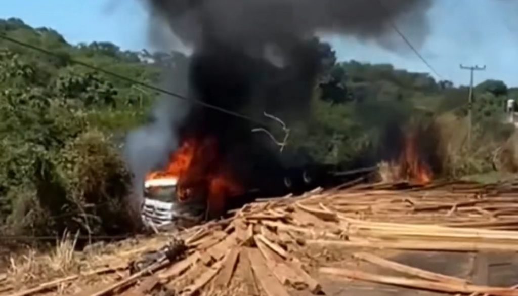 Motorista de carreta filma o próprio acidente no interior do Maranhão