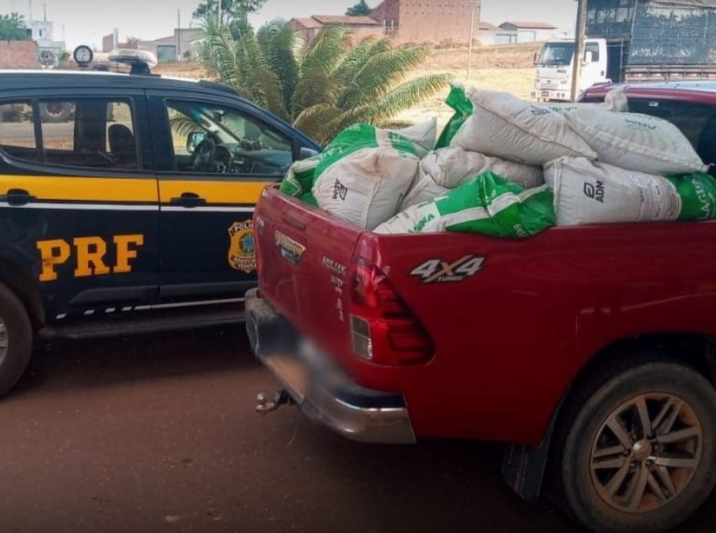 Jovem é detido pela PRF após saquear meia tonelada de ração de um caminhão tombado no Maranhão