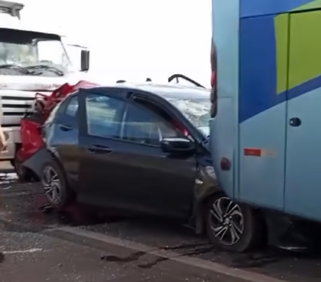 Acidente envolvendo ônibus, veículos e caminhão deixa feridos na BR-010 entre Porto Franco e Estreito