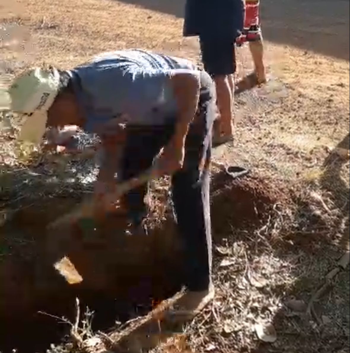 Moradores da zona rural de Estreito, cortam água de escola e posto de saúde e dizem que Léo Cunha estaria devendo vários meses de energia