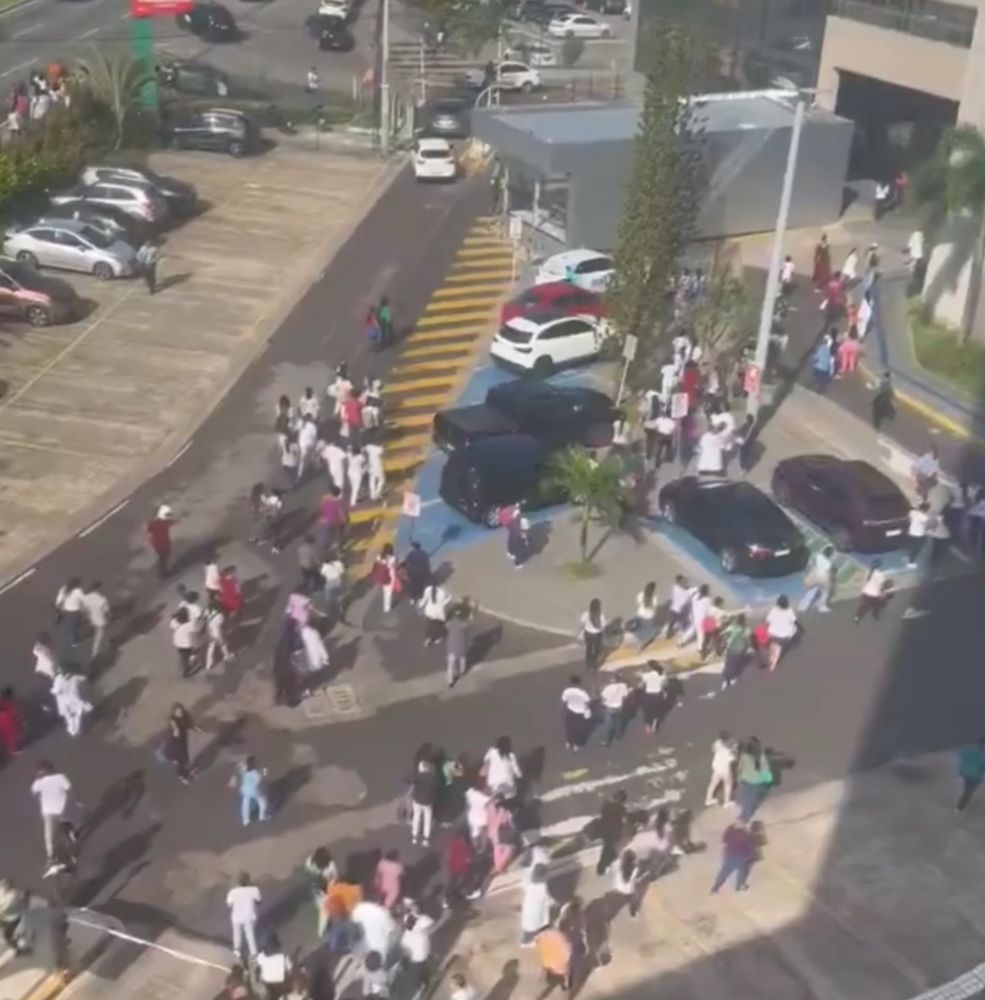 Profissionais da enfermagem protestam em frente ao Hospital UDI em São Luís