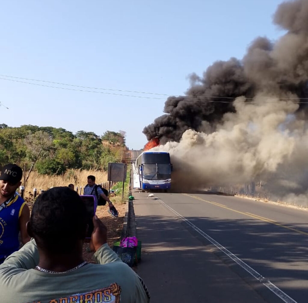 Ônibus é consumido pelo fogo na MA-034 próximo ao município de Buriti Bravo