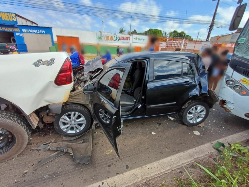 Acidente entre ônibus e quatro carros causa congestionamento na BR-135 em São Luís