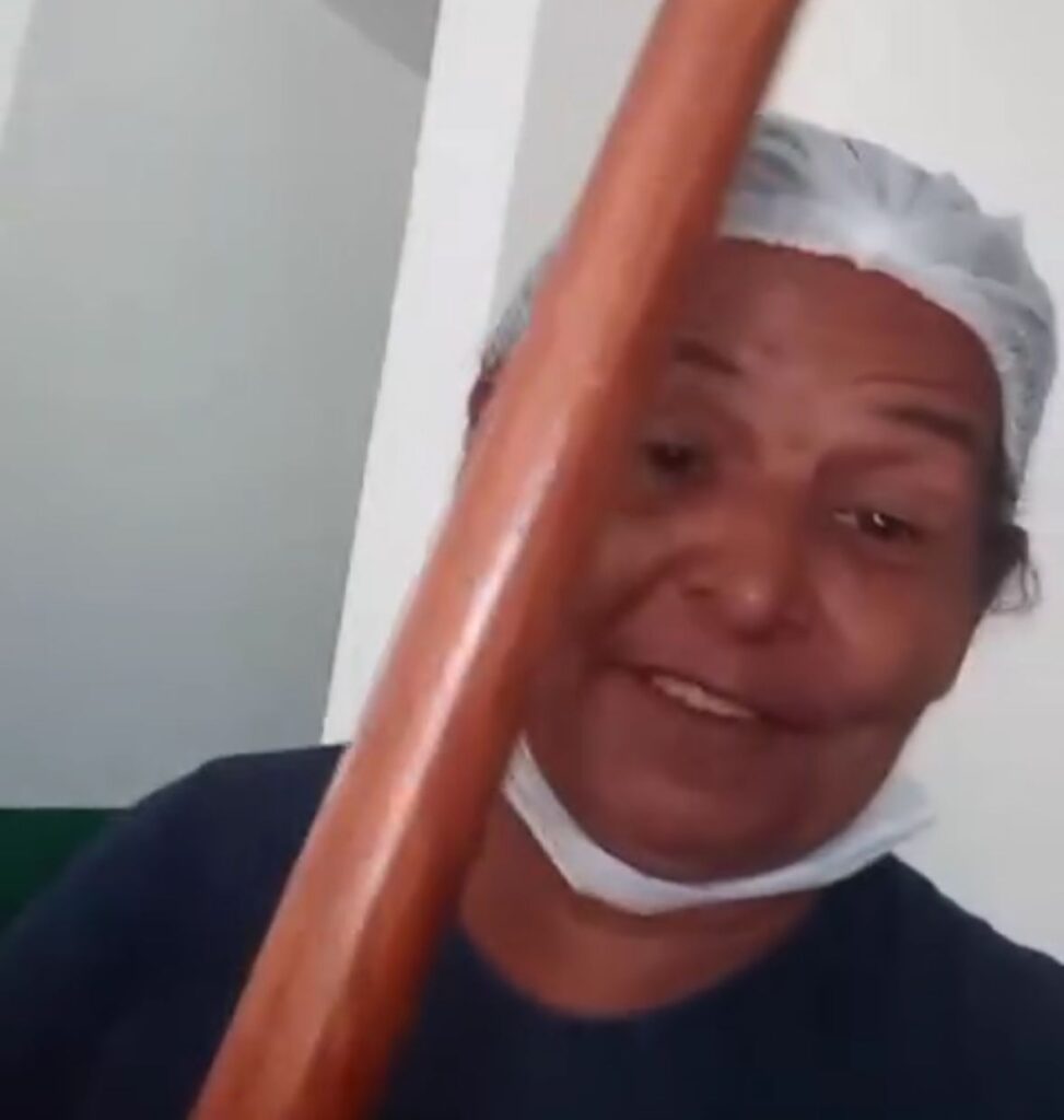 Funcionária do hospital de Itaipava do Grajaú ameaça com cacetete quem ousar gravar vídeo denunciando a saúde