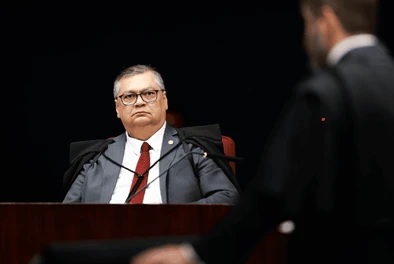 Dino acompanha Moraes e vota a favor da suspensão do X no Brasil