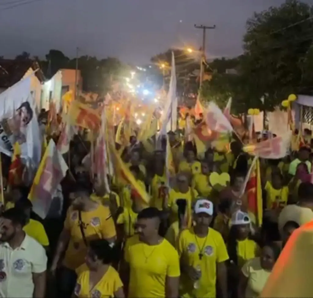 VÍDEO: Cicin arrasta multidão em um dos mais de dez bairros asfaltados por ele em Estreito