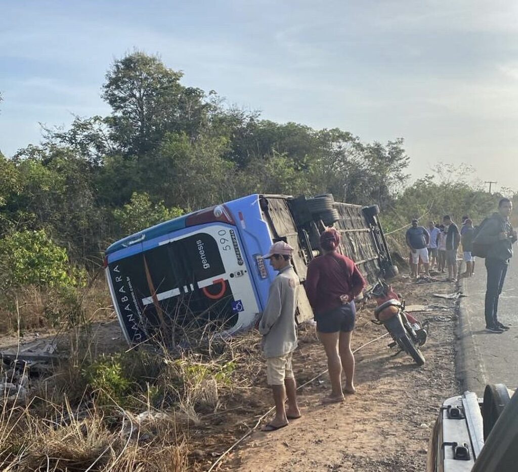 Ônibus da Guanabara tomba na MA-034 e deixa dois mortos e 18 feridos no interior do Maranhão