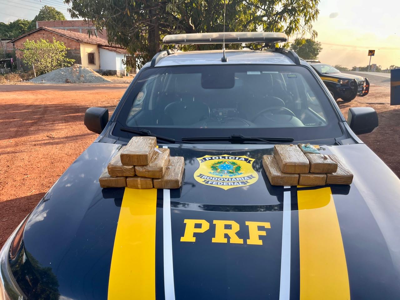 Motorista de ônibus é preso pela PRF com mochila com drogas após cometer infração no Maranhão