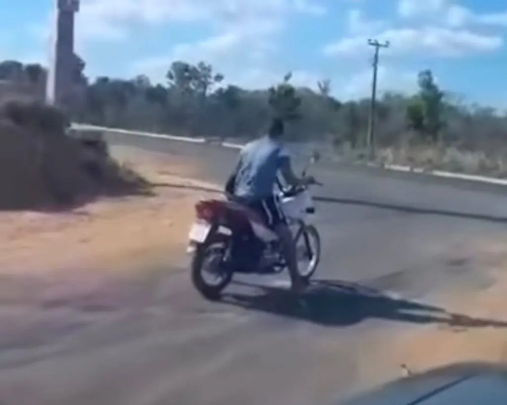 Motociclista é quase esmagado por ônibus da cantora Márcia Felipe no Maranhão