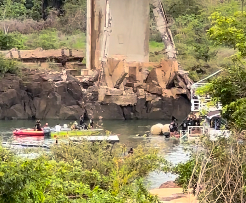 Veículo que estaria mãe e filha já encontra-se próximo a superfície após desabamento de ponte em Estreito