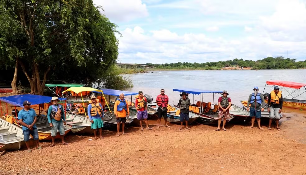 Barcos começam a fazer travessia gratuita de pessoas entre municípios do Tocantins e do Maranhão após queda de ponte