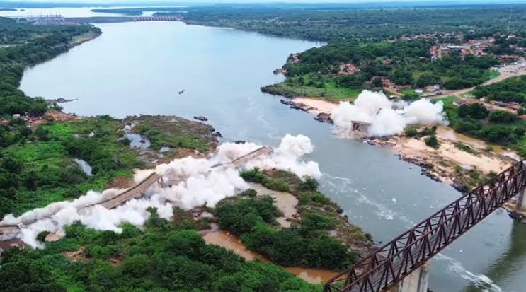 Veja a implosão da estrutura que sobrou da ponte entre o Maranhão e Tocantins