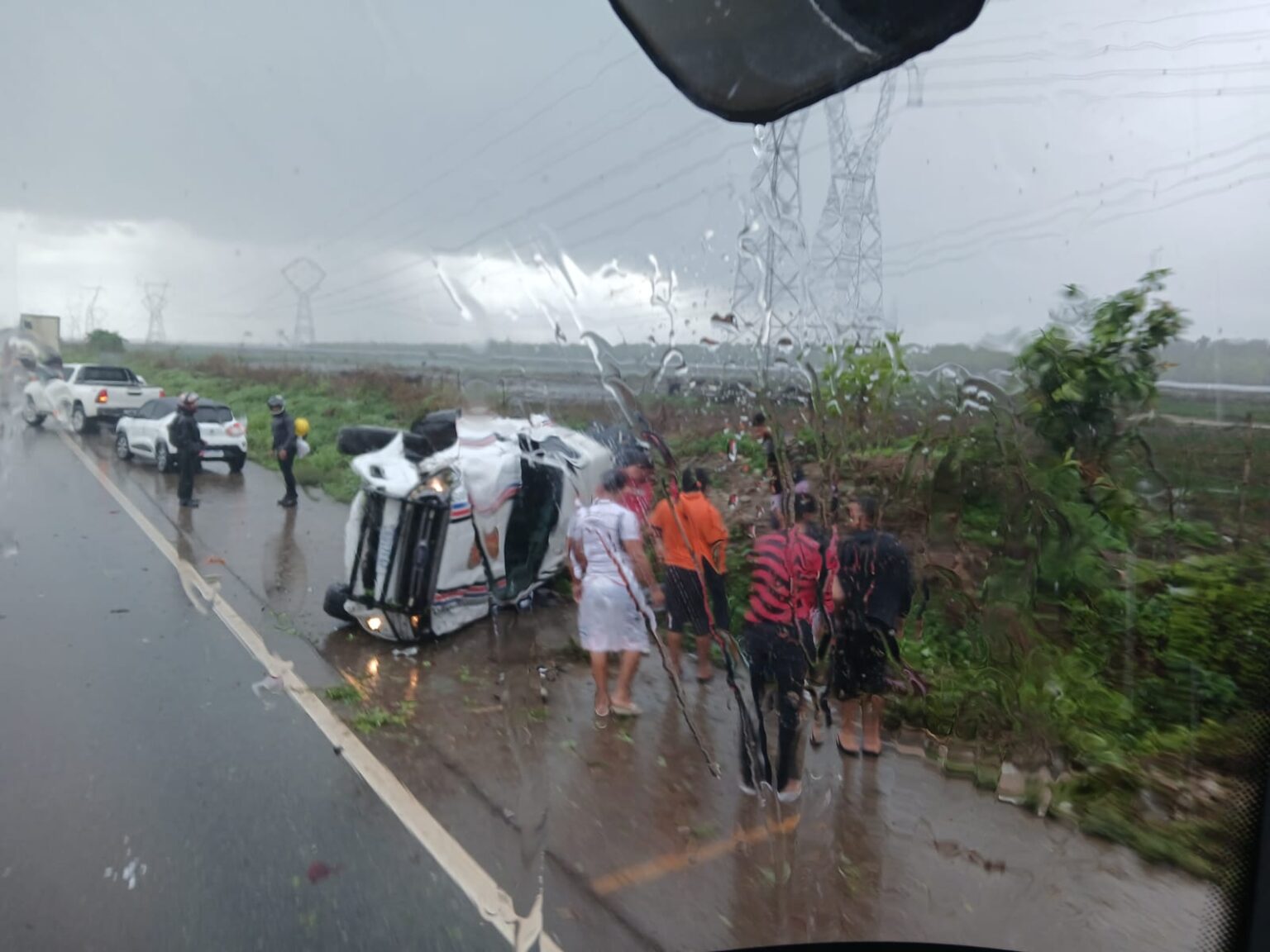 Viatura da PM capota na BR-135 no Campo de Perizes